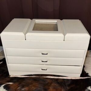 Elegant Cream Jewelry Organizer